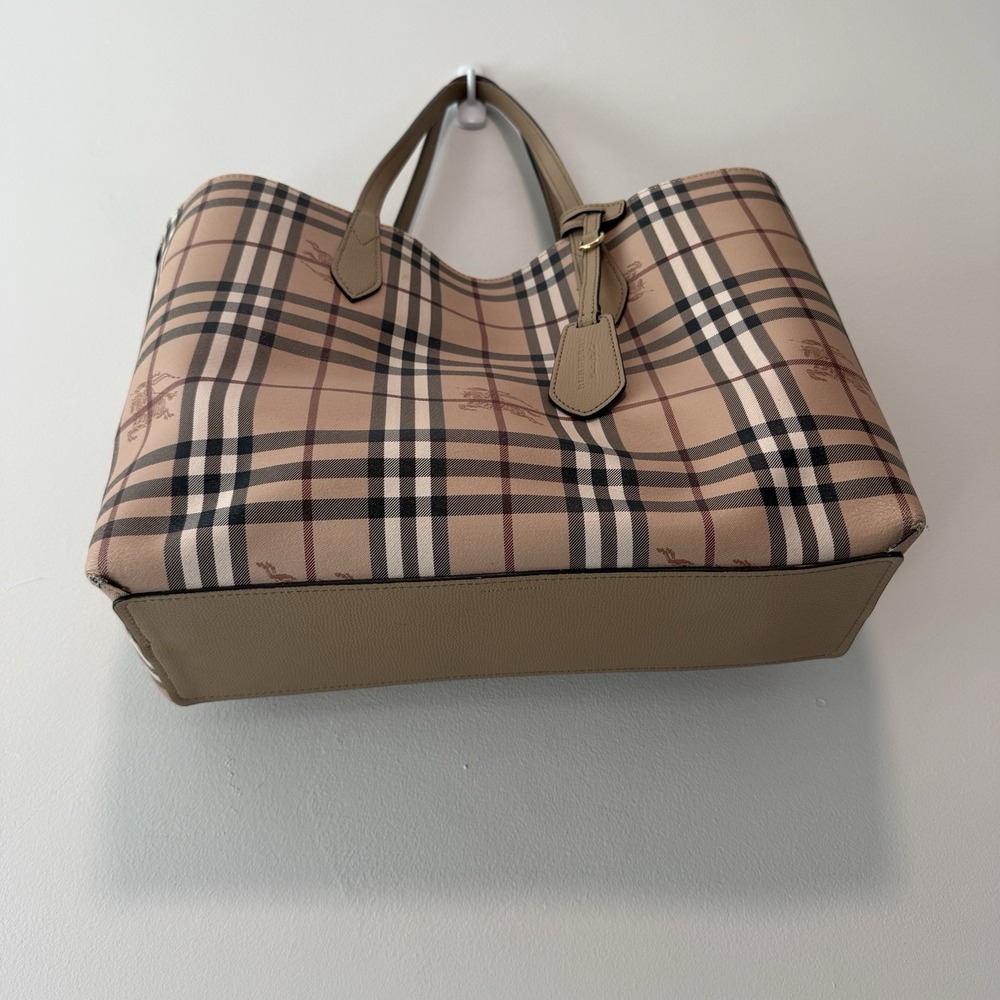 Burberry Haymarket Reversible Tote Bag Nova Check and Neutral Tan Leather - Picture 4 of 16
